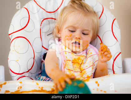 Kleines Baby ein Chaos mit Essen Stockfoto