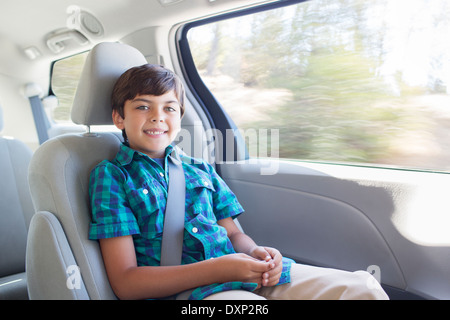 Porträt eines lächelnden jungen in Auto Stockfoto
