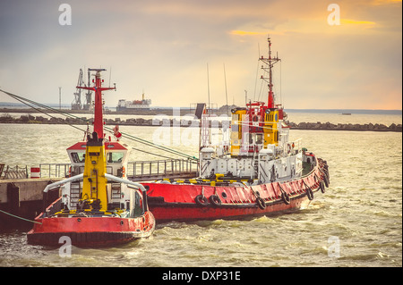 Rot-Boote im Hafen transportieren Straße von Kertsch auf der Krim mit Sonnenuntergang Himmel Hintergrund Stockfoto