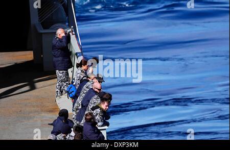 Canberra. 26. März 2014. Crew-Mitglieder suchen schwebende Angelegenheiten wie die Royal Australian Navy Schiff HMAS Erfolg Patrouillen über mehrere Standorte innerhalb der Suchbereich für die fehlenden Malaysia Airlines Flug MH 370 im Südpolarmeer Indina am 26. März 2014 dirigiert. Bildnachweis: Australische Department of Defense/Xinhua/Alamy Live-Nachrichten Stockfoto