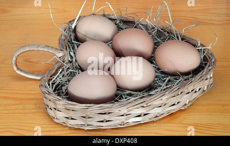 6 Hühnereier in ein Herz geformt Korb - Ostern Stockfoto