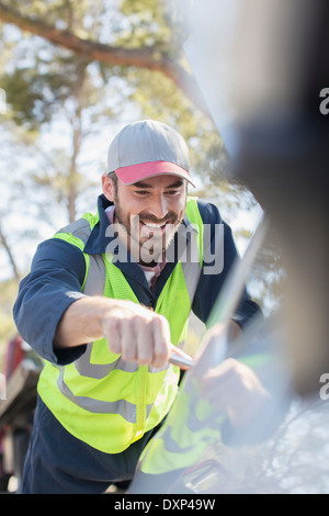 Am Straßenrand mechanische Reparatur von Auto-Motor Stockfoto