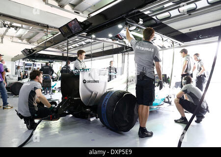 Motorsport: FIA Formel 1 Weltmeisterschaft 2014, Grand Prix von Malaysia, Mechaniker von Mercedes AMG Petronas F1 Team Stockfoto