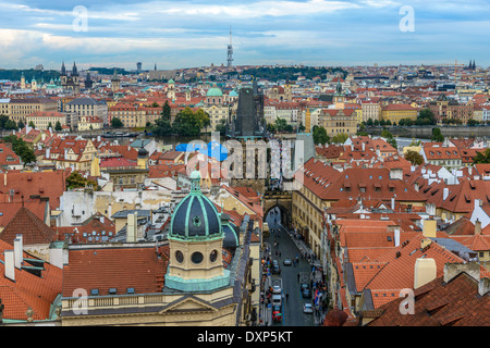 Blick auf Prag und die Karlsbrücke an einem bewölkten Tag Stockfoto