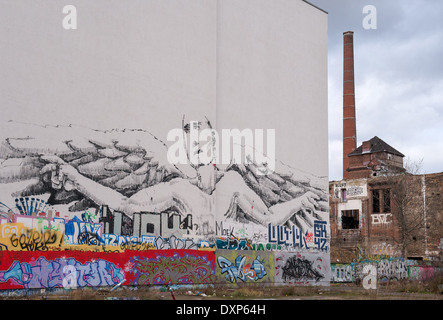 Berlin, Deutschland, Brandwand mit Graffiti und Ruine der Eisfabrik Stockfoto