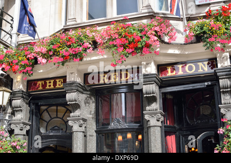 Das Red Lion Pub in Whitehall, London, UK Stockfoto