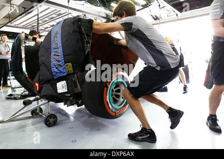 Motorsport: FIA Formel 1 Weltmeisterschaft 2014, Grand Prix von Malaysia, Mechaniker von Mercedes AMG Petronas F1 Team Stockfoto