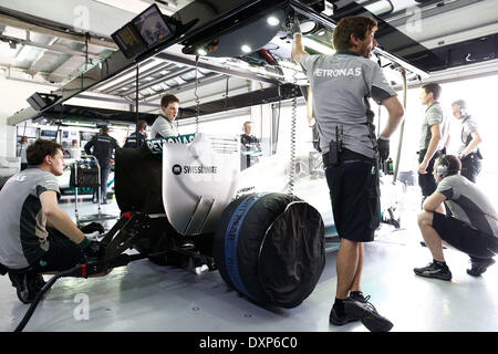 Motorsport: FIA Formel 1 Weltmeisterschaft 2014, Grand Prix von Malaysia, Mechaniker von Mercedes AMG Petronas F1 Team Stockfoto