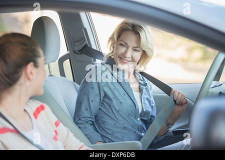 Mutter und Tochter im Auto Stockfoto