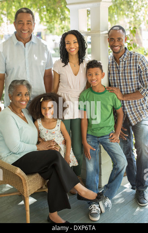 Porträt von Lächeln mehr-Generationen-Familie im freien Stockfoto