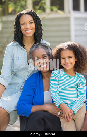 Porträt des Lächelns generationsübergreifende Frauen im freien Stockfoto