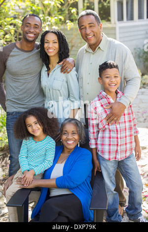 Porträt von Lächeln mehr-Generationen-Familie im freien Stockfoto