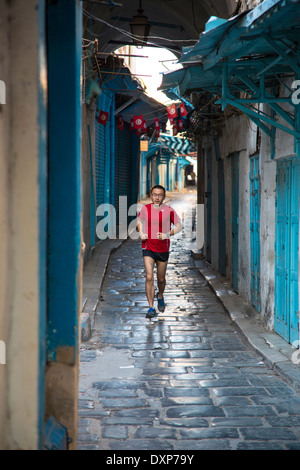 Asiatische Touristen laufen in der Medina, Tunis, Tunesien-Tunis Stockfoto