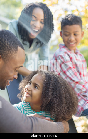 Glückliche Familie im freien Stockfoto