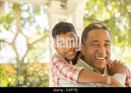 Porträt von lächelnden Großvater und Enkel umarmt im freien Stockfoto