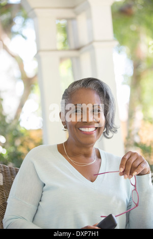 Porträt von glücklich senior Frau mit Brille im freien Stockfoto