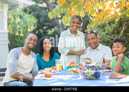 Porträt von Lächeln mehr-Generationen-Familie beim Mittagessen auf der Terrasse Stockfoto