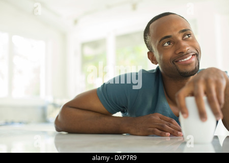 Nachdenklicher Mann Kaffee trinken Stockfoto