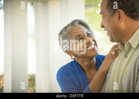 Begeisterte älteres Paar, umarmen Stockfoto
