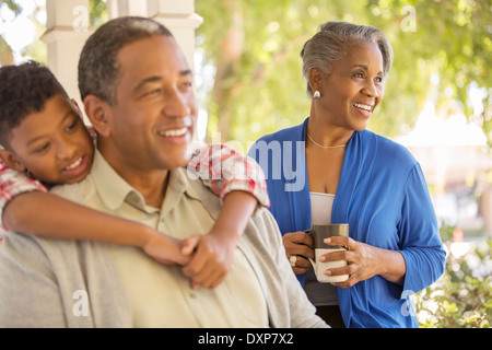 Glückliche Großeltern und Enkel auf Veranda Stockfoto