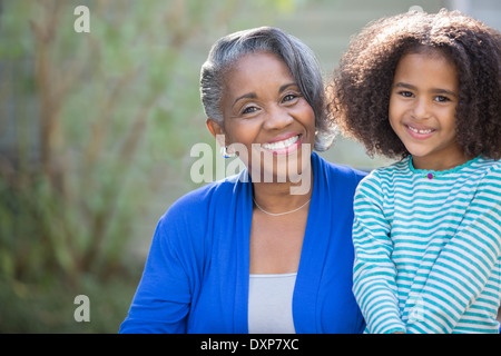 Porträt von lächelnden Großmutter und Enkelin Stockfoto