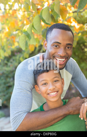 Porträt des Lächelns, Vater und Sohn hautnah Stockfoto