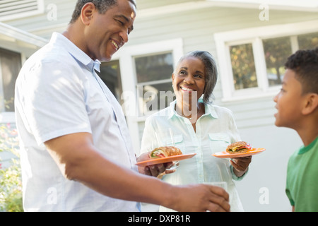 Großeltern und Enkel Barbecue auf der Terrasse genießen Stockfoto