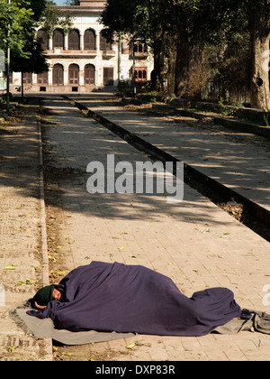 Indien, Punjab, Amritsar, Ram Bagh, Firmengarten Obdachloser schläft unter Decke auf Straße Stockfoto