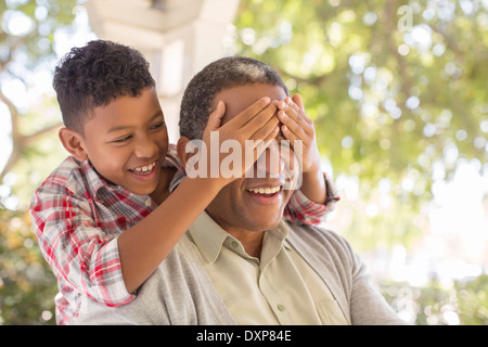 Enkel überraschend Großvater auf Veranda Stockfoto