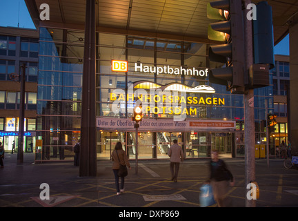 Potsdam, Deutschland, Potsdam Hauptbahnhof und den Eintritt in den Bahnhofspassagen Stockfoto