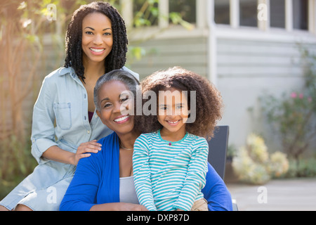 Porträt des Lächelns generationsübergreifende Frauen auf Terrasse Stockfoto