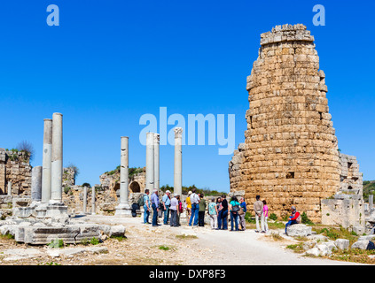 In der Nähe das hellenistische Tor in den Ruinen der antiken griechischen Stadt Perge, Pamphylien, Provinz Antalya, Türkei Stockfoto