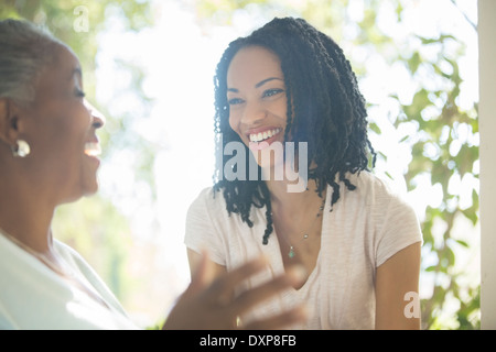 Mutter und Tochter lachend im freien Stockfoto