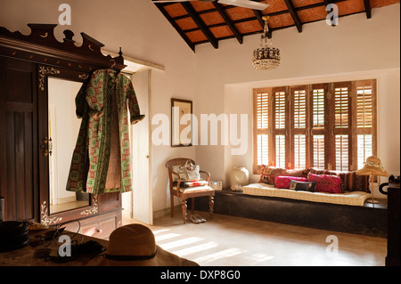 Gewand hängt geprägte Kleiderschrank und Platz am Fenster mit Fensterläden geschlossen, indischen Bundesstaat Goa Stockfoto