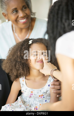 Mutter spielerisch berühren DaughterÍs Nase Stockfoto