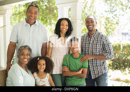 Porträt von Lächeln mehr-Generationen-Familie auf Veranda Stockfoto