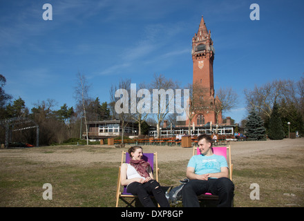 Berlin, Deutschland, Student paar im Biergarten an der Grunewaldturm Stockfoto