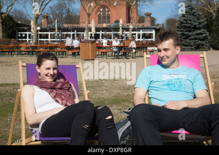 Berlin, Deutschland, Student paar im Biergarten an der Grunewaldturm Stockfoto