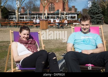Berlin, Deutschland, Student paar im Biergarten an der Grunewaldturm Stockfoto