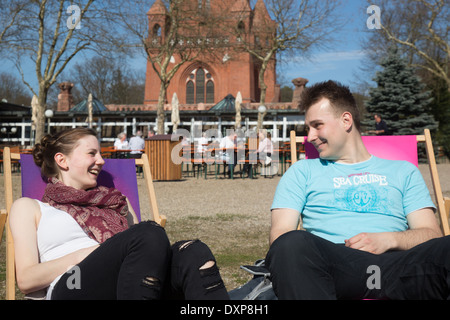 Berlin, Deutschland, Student paar im Biergarten an der Grunewaldturm Stockfoto