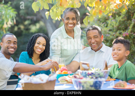 Porträt von glücklich Multi-Generationen-Familie beim Mittagessen am Terrassentisch Stockfoto