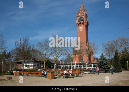 Berlin, Deutschland, Besucher im Biergarten vor dem Grunewaldturm Stockfoto