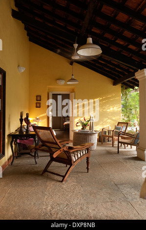 Gepflasterte Veranda des Hause außen im indischen Bundesstaat Goa Stockfoto