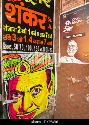 Indien, Punjab, Amritsar, Jalebiwala Chowk, mystic Fortune Teller Gesicht Poster, gegenüber politischen Plakat Narendra Modi Stockfoto