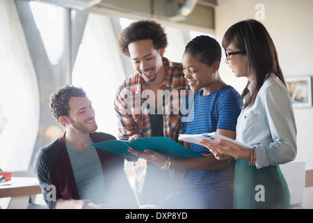 Kreative Geschäftsleute, die Überprüfung der Papiere in treffen Stockfoto