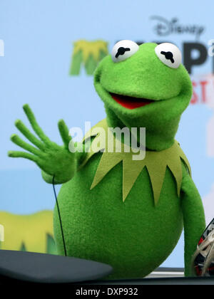 Berlin, Deutschland. 28. März 2014. Kermit der Frosch stellt bei einem Fototermin für den Film "Muppets Most Wanted" im Sony Center in Berlin, Deutschland, 28. März 2014. Der Film kommt in die Kinos am 01 Mai. Foto: STEPHANIE PILICK/Dpa/Alamy Live News Stockfoto