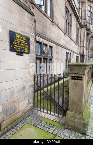 Schild mit Gebühr und Öffnungszeiten an der Toreinfahrt eines alten unterirdischen, öffentlichen Herren Toiletten, Sheffield, England, Großbritannien Stockfoto