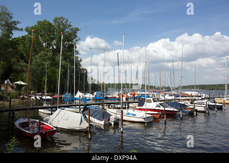 Berlin, Deutschland, Segelboote an einem Steg am Wannsee Stockfoto