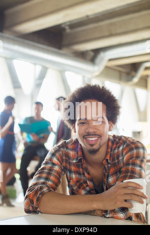 Porträt der lässige Geschäftsmann Kaffeetrinken Stockfoto