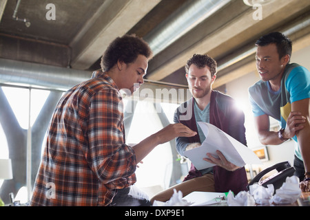 Kreative Geschäftsleute diskutieren Schreibarbeit im meeting Stockfoto